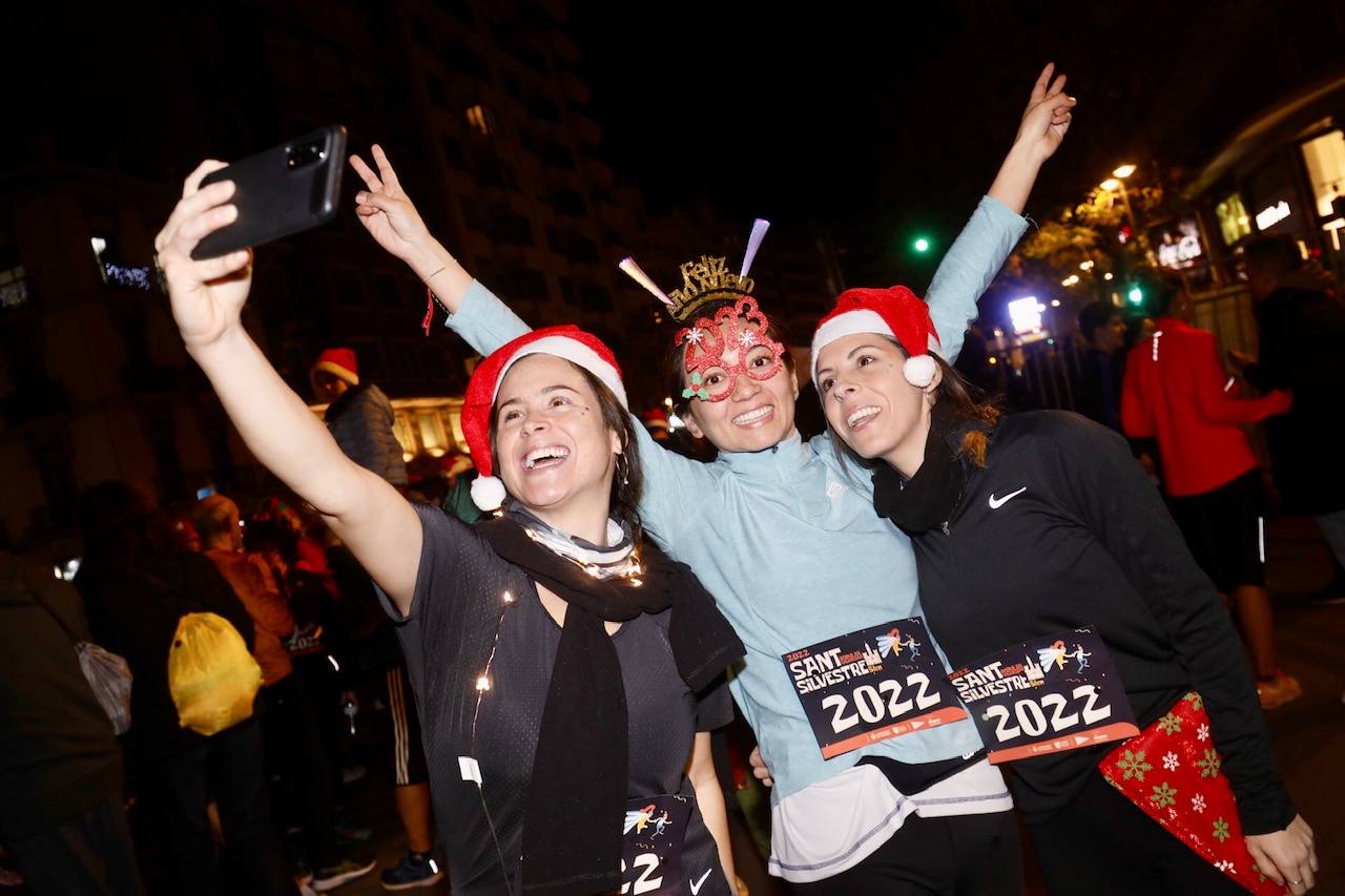 Miles de personas participan en la última carrera popular del año.