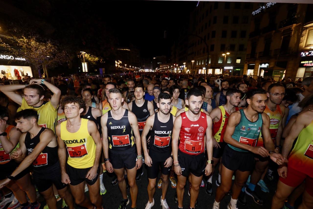 Miles de personas participan en la última carrera popular del año.