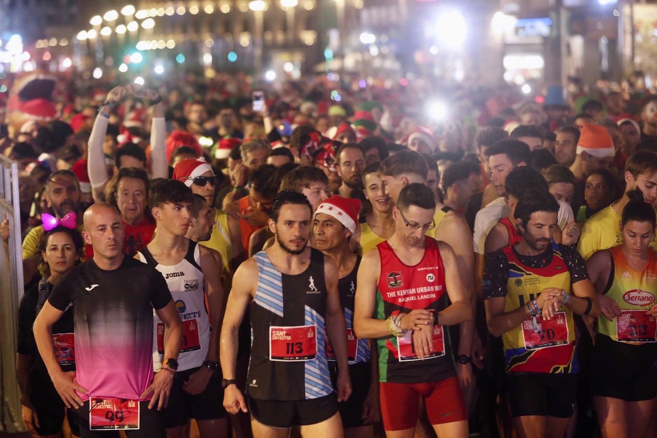 Miles de personas participan en la última carrera popular del año.