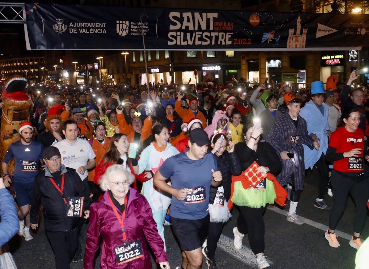 Miles de personas participan en la última carrera popular del año.