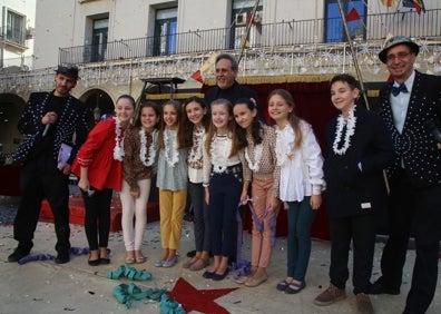Imagen secundaria 1 - Imágenes de la Nochevieja Infantil en el Ayuntamiento de Alicante. 