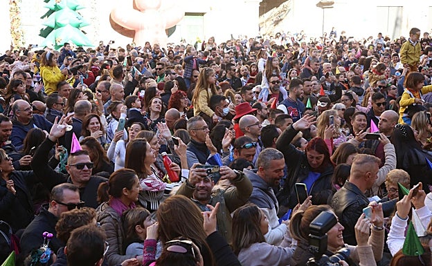 Imagen principal - Imágenes de la Nochevieja Infantil en el Ayuntamiento de Alicante. 
