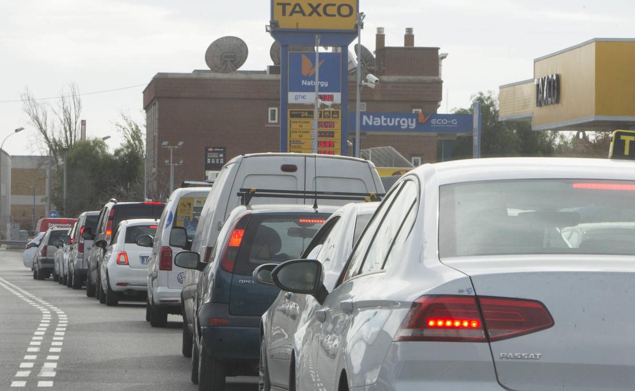 Gasolineras baratas Valencia | Largas colas en las gasolineras de la Comunitat para aprovechar el último día del descuento