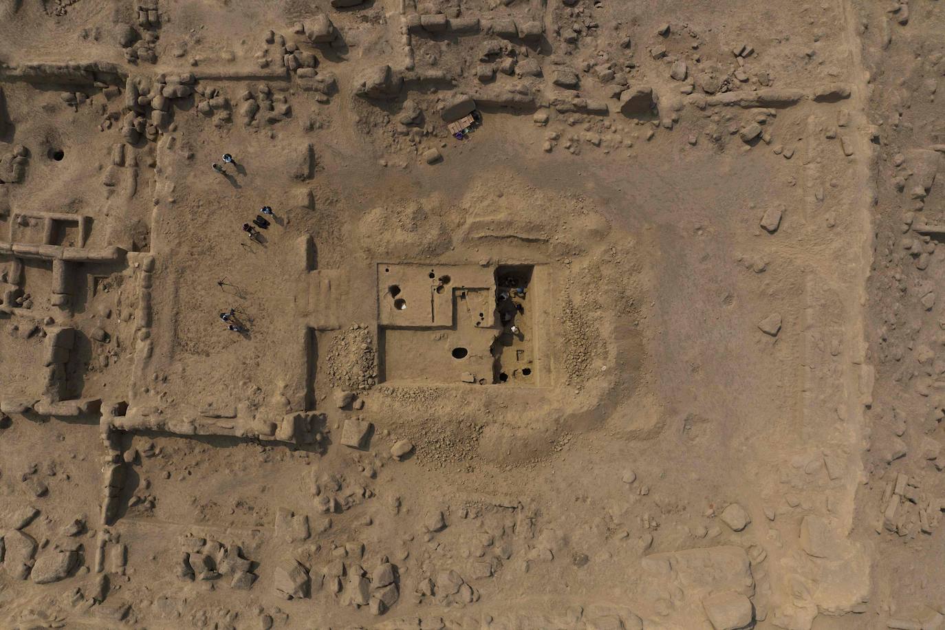 11.- Hallan 14 momias de un sacrificio preinca al este de Lima. Se cree que tienen entre 800 y 1.000 años. Seis de las momias son niños. El resto son adultos, de los cuales dos son mujeres. 