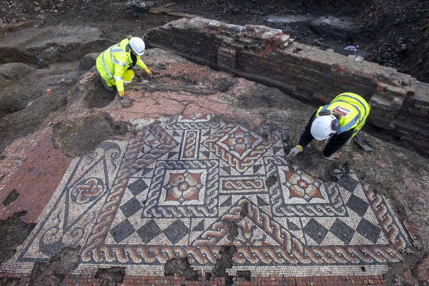 12.- Hallan un mosaico romano en perfecto estado de conservación en el centro de Londres. Descubierto cerca de The Shard, en el centro de Londres, se cree que una vez decoró el suelo de un comedor romano.