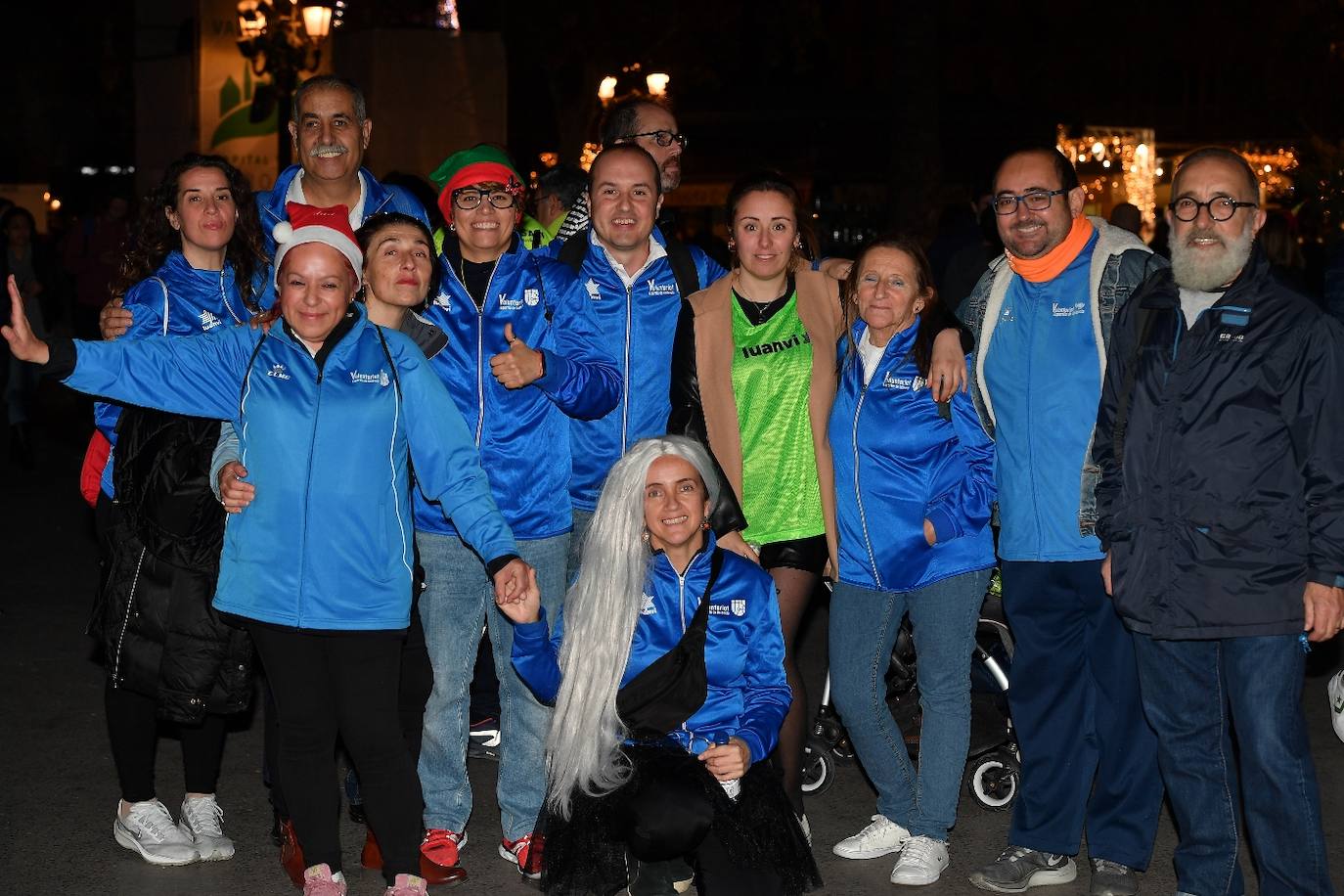 Miles de personas participan en la última carrera popular del año.