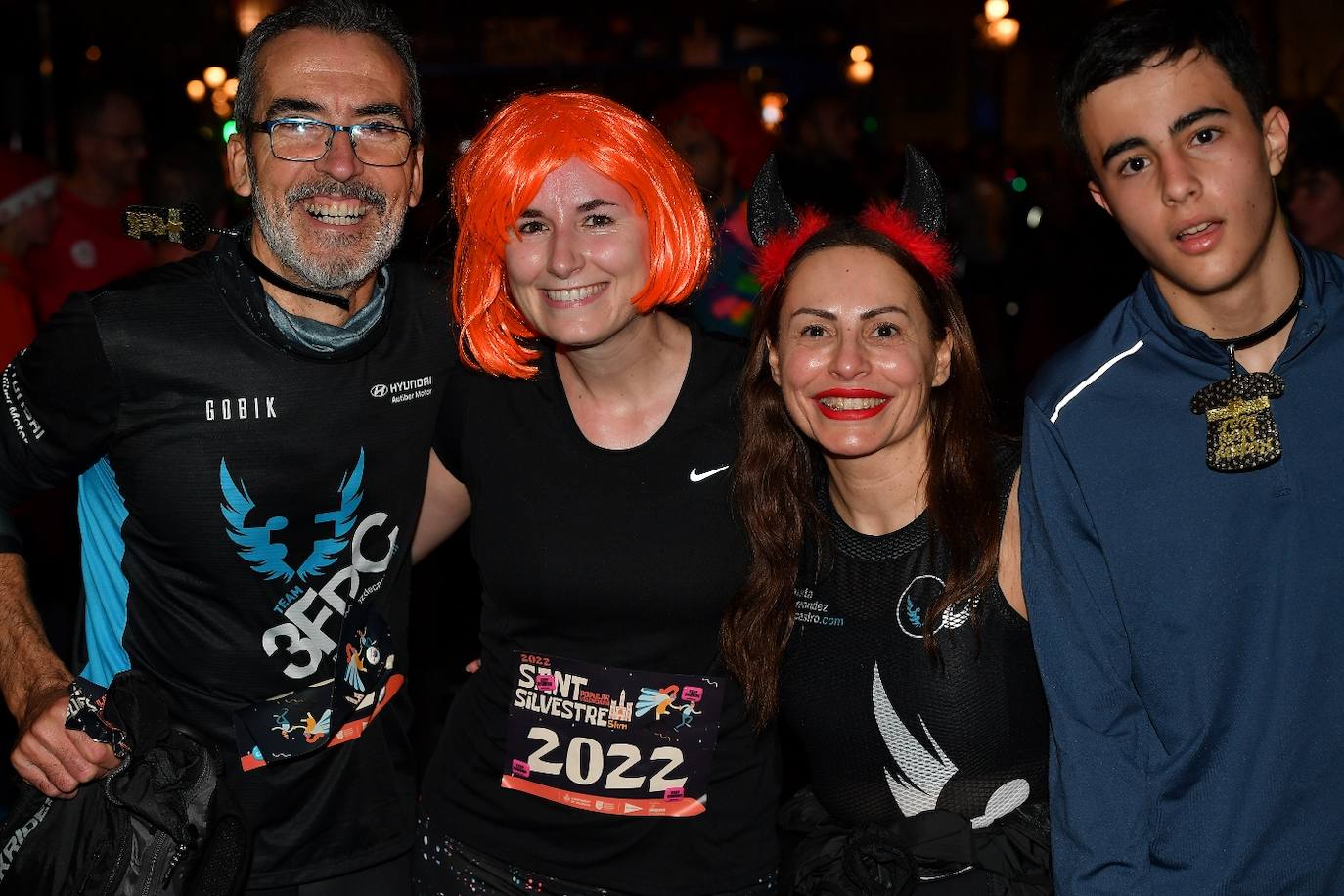 Miles de personas participan en la última carrera popular del año.