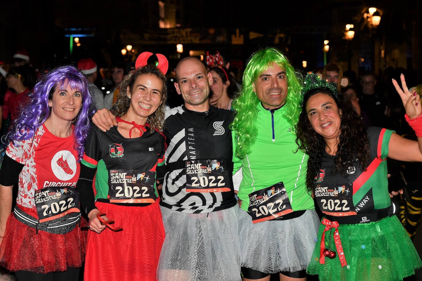 Miles de personas participan en la última carrera popular del año.