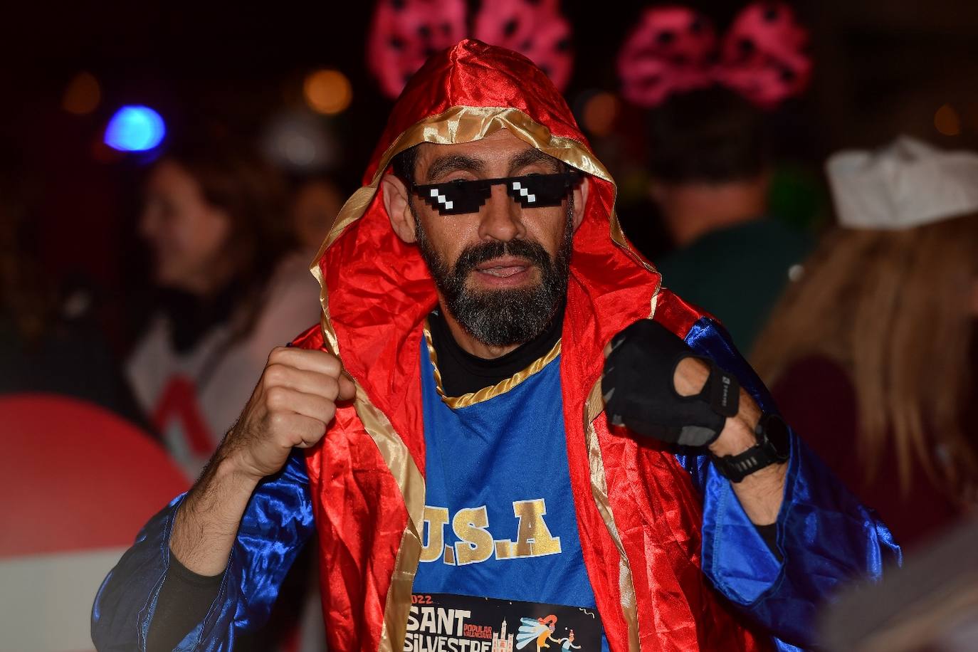 Miles de personas participan en la última carrera popular del año.