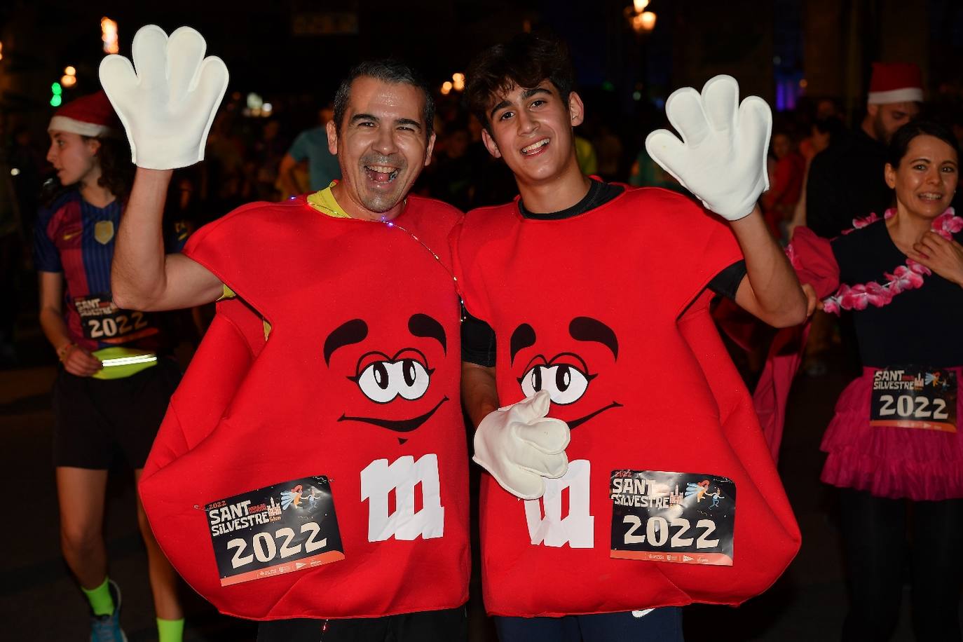 Miles de personas participan en la última carrera popular del año.