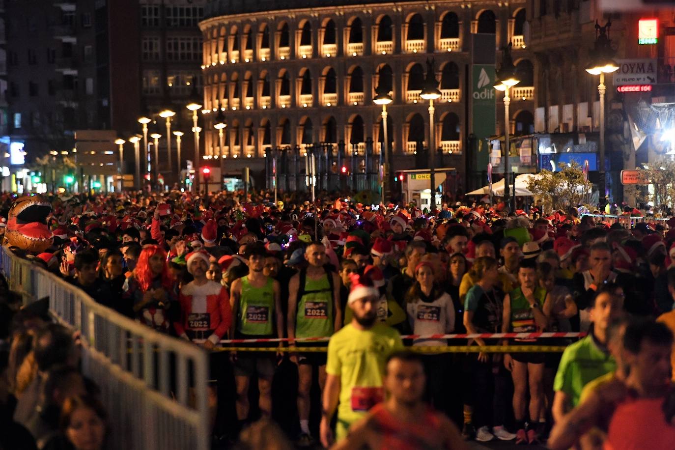 Miles de personas participan en la última carrera popular del año.