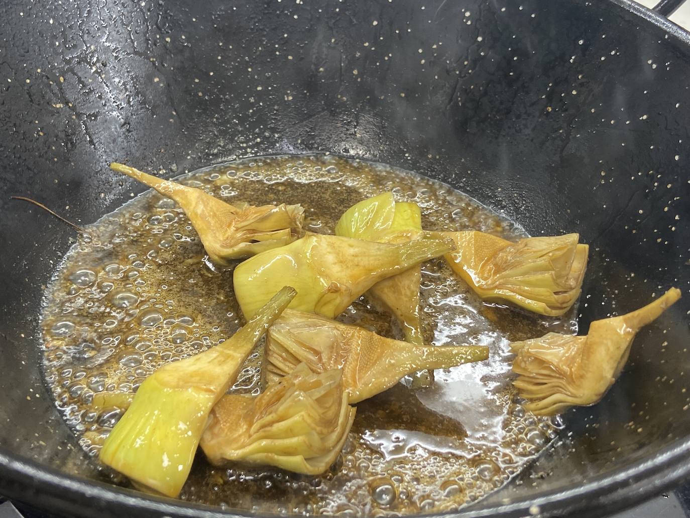 Meloso de gambones y alcachofas