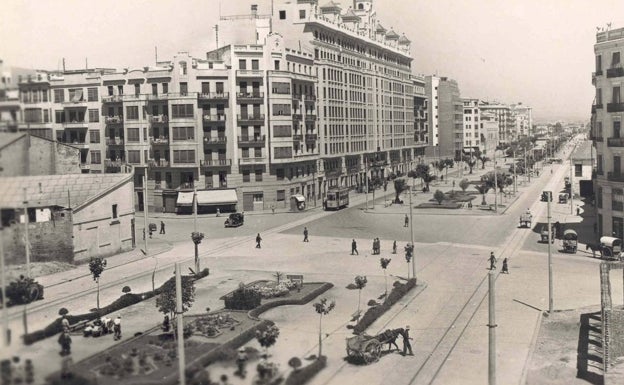El 'Garage Guimerá', en la parte izquierda de la imagen, en una fotografía de 1945, con la Gran Vía recién inaugurada.