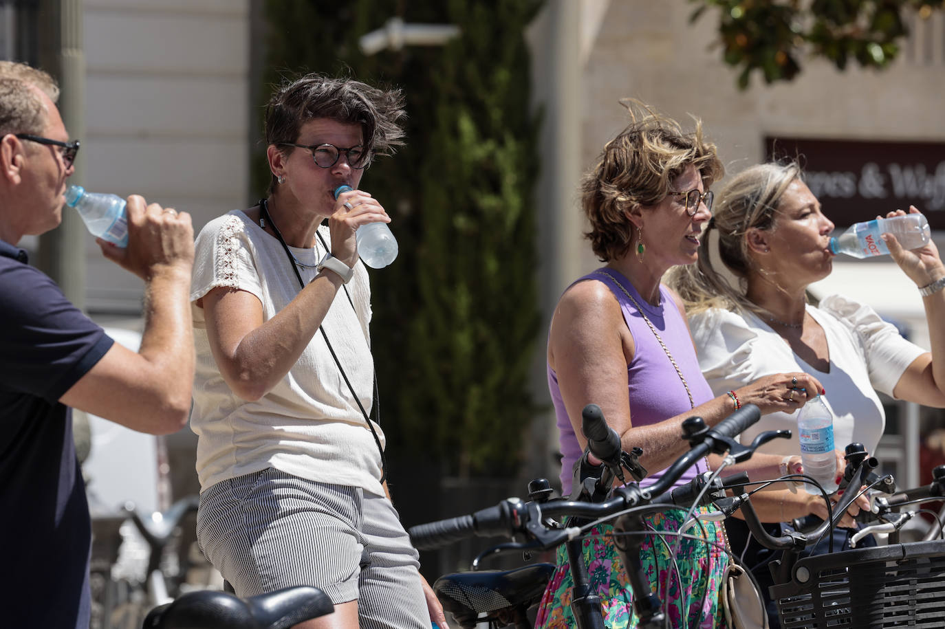 Un grupo de personas se refresca este viernes en Valencia.