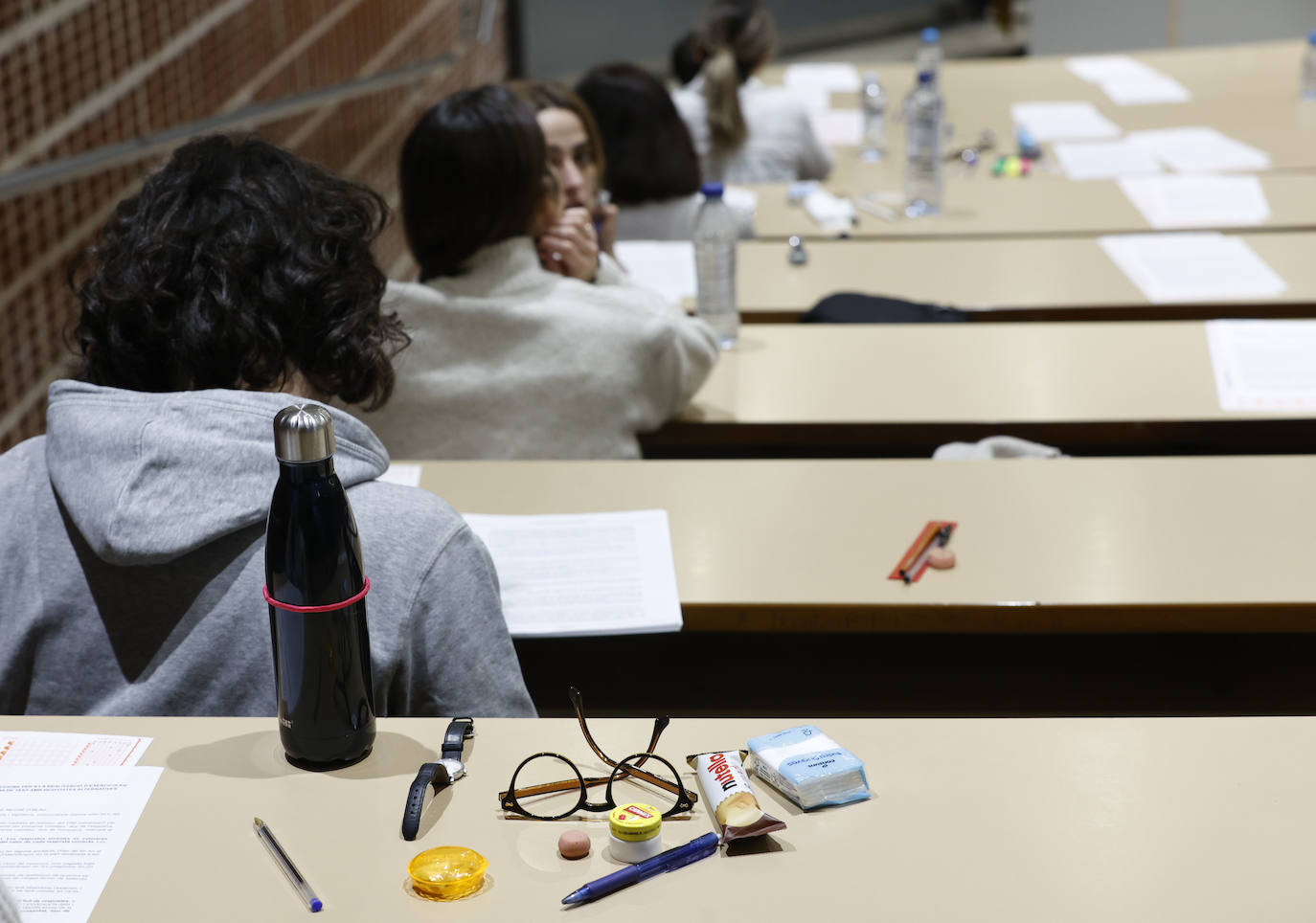 Una de las mesas de un opositor, el día del examen