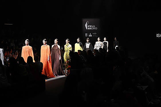 Modelos de Isabel Sanchis en el desfile de la última pasarela de la Mercedes-Benz Fashion Week Madrid.