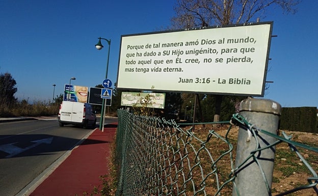 Otra de las vallas con el mensaje bíblico, esta en la carretera de acceso a Torre En Conill desde Mas Camarena, en Bétera.