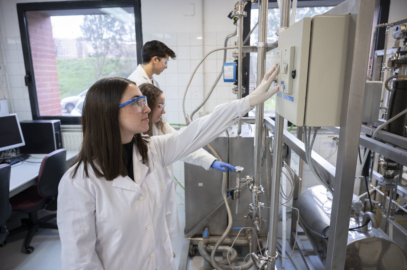 Alumnos en un laboratorio de Ingeniería Química.