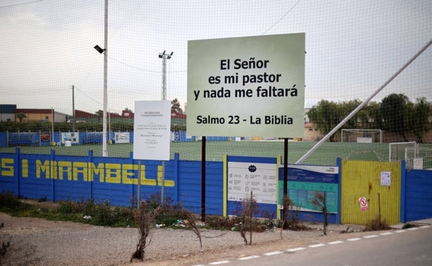 El Salmo 23, a las mismísimas puertas del campo de fútbol de Bonrepòs, en un solar ajeno a la entidad deportiva.