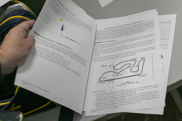 La prueba de Matemáticas, con el plano del circuito Ricardo Tormo de Cheste.