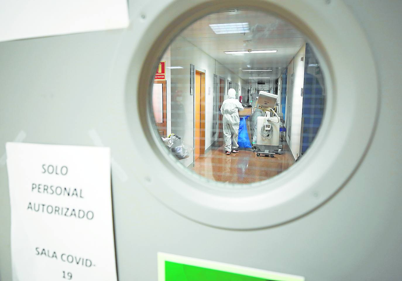 Sanitarios del hospital La Fe, en plena pandemia.