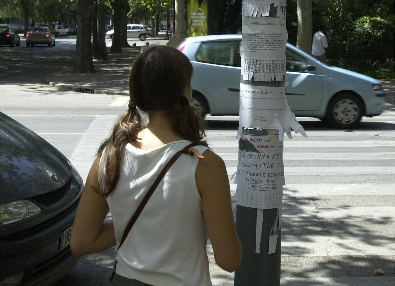 Una joven lee anuncios de alquiler en un calle de Valencia, en una imagen de archivo.