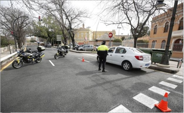 Control de Policía Local en el paseo de la Petxina.