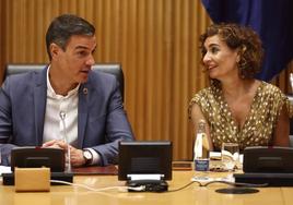 Pedro Sánchez y María Jesús Montero, en una reunión del grupo socialista.