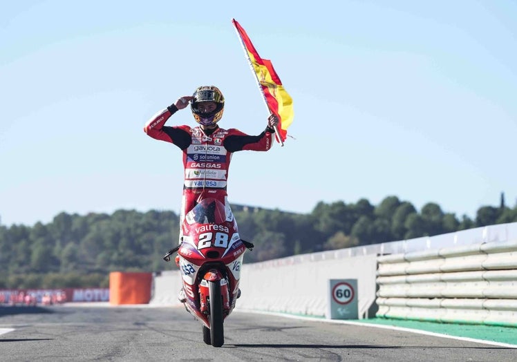 Izan Guevara, de camino al podio tras ganar la carrera de Valencia en 2022, ya como campeón.