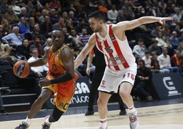 Harper inicia un ataque durante el partido contra el Olympiacos.