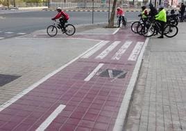 Carril bici con baldosas pintadas en Valencia.