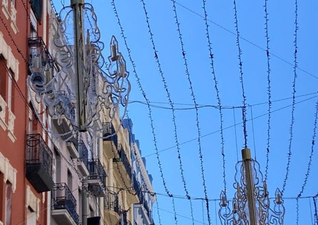 Imagen secundaria 1 - Recreación de las luces de Cuba-Puerto Rico y proceso de montaje en la demarcación fallera. 