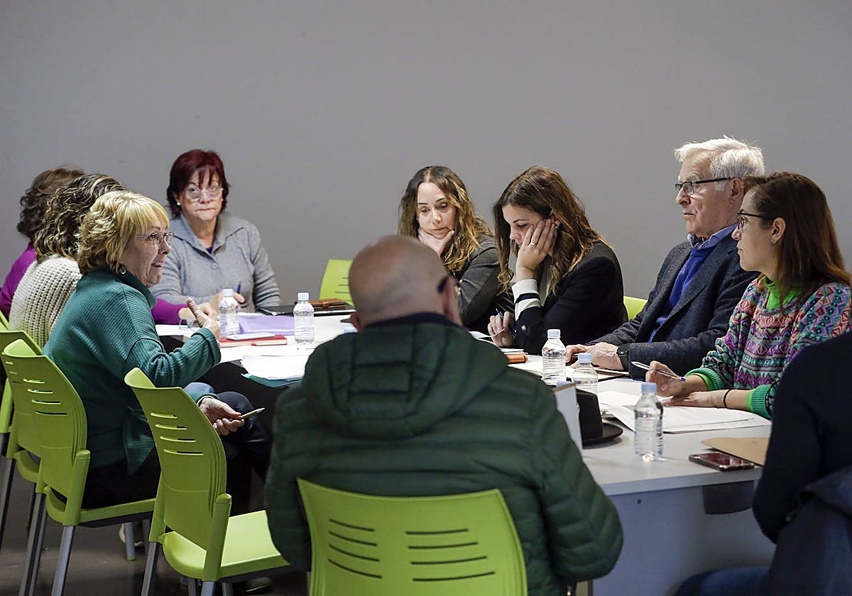 El alcalde de Valencia, Joan Ribó, la vicealcaldesa Sandra Gómez y las ediles Isabel Lozano y Gloria Tello, con vecinos de la Malvarrosa.