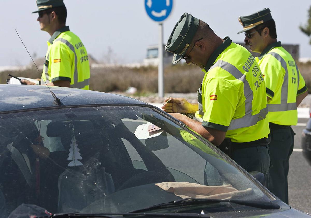 Un agente de la Guardia Civil sancionando a un conductor en una imagen de archivo.