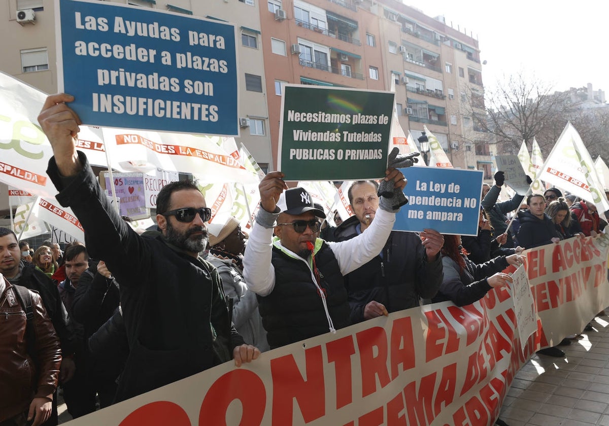 Protesta celebrada el pasado 16 de febrero frente a la Conselleria de Igualdad y Políticas Inclusivas por el recorte de las ayudas.