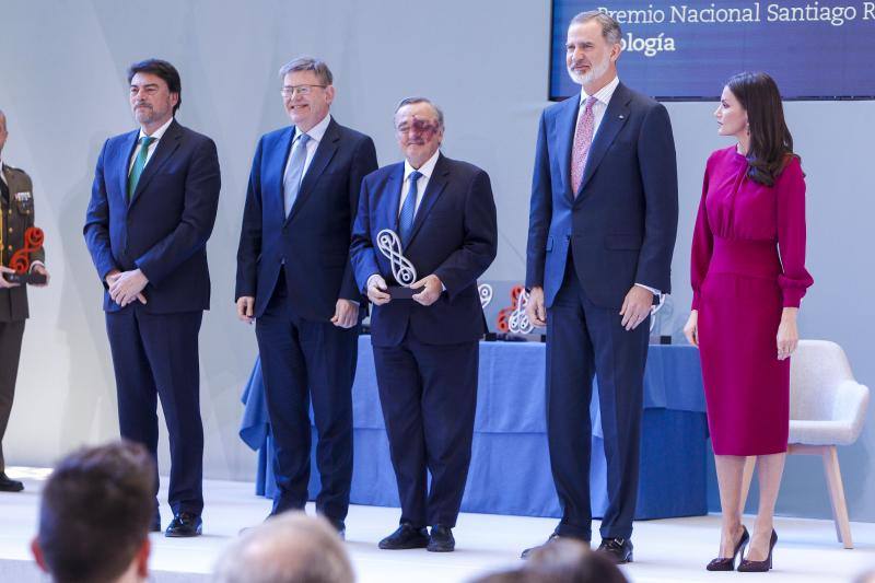 El favorecedor look rosa de la reina Letizia en Alicante