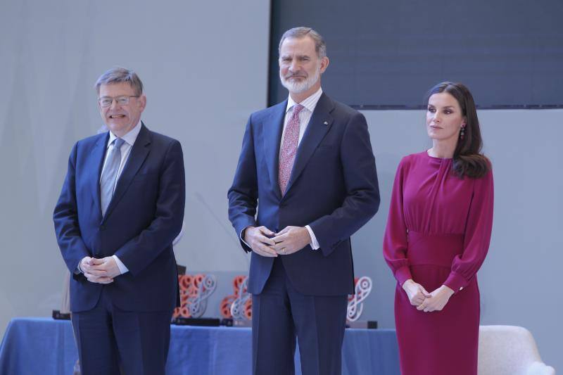 El favorecedor look rosa de la reina Letizia en Alicante