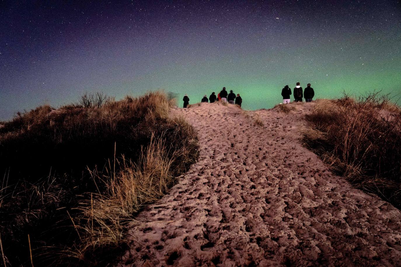 Aurora boreal sobre el cielo de Hornbaek Beach, en Dinamarca.