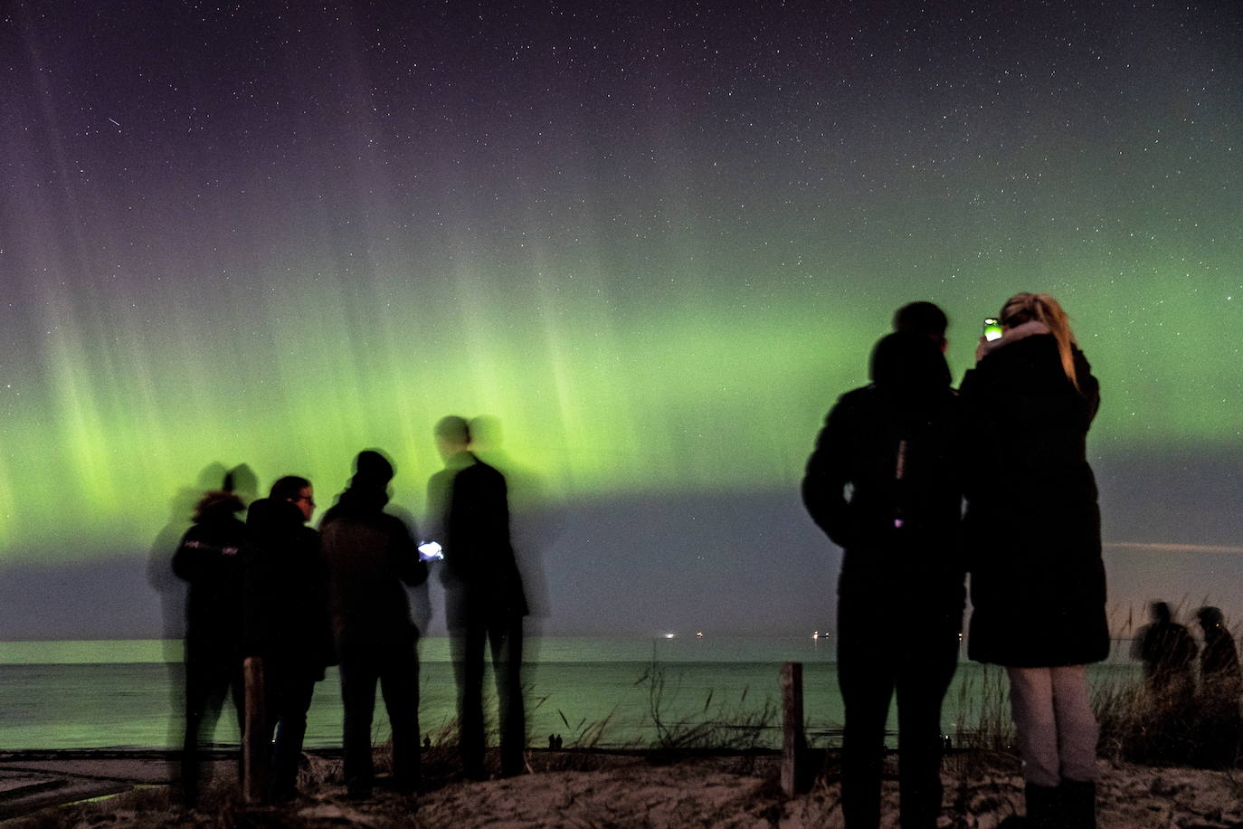 Aurora boreal sobre el cielo de Hornbaek Beach, en Dinamarca.