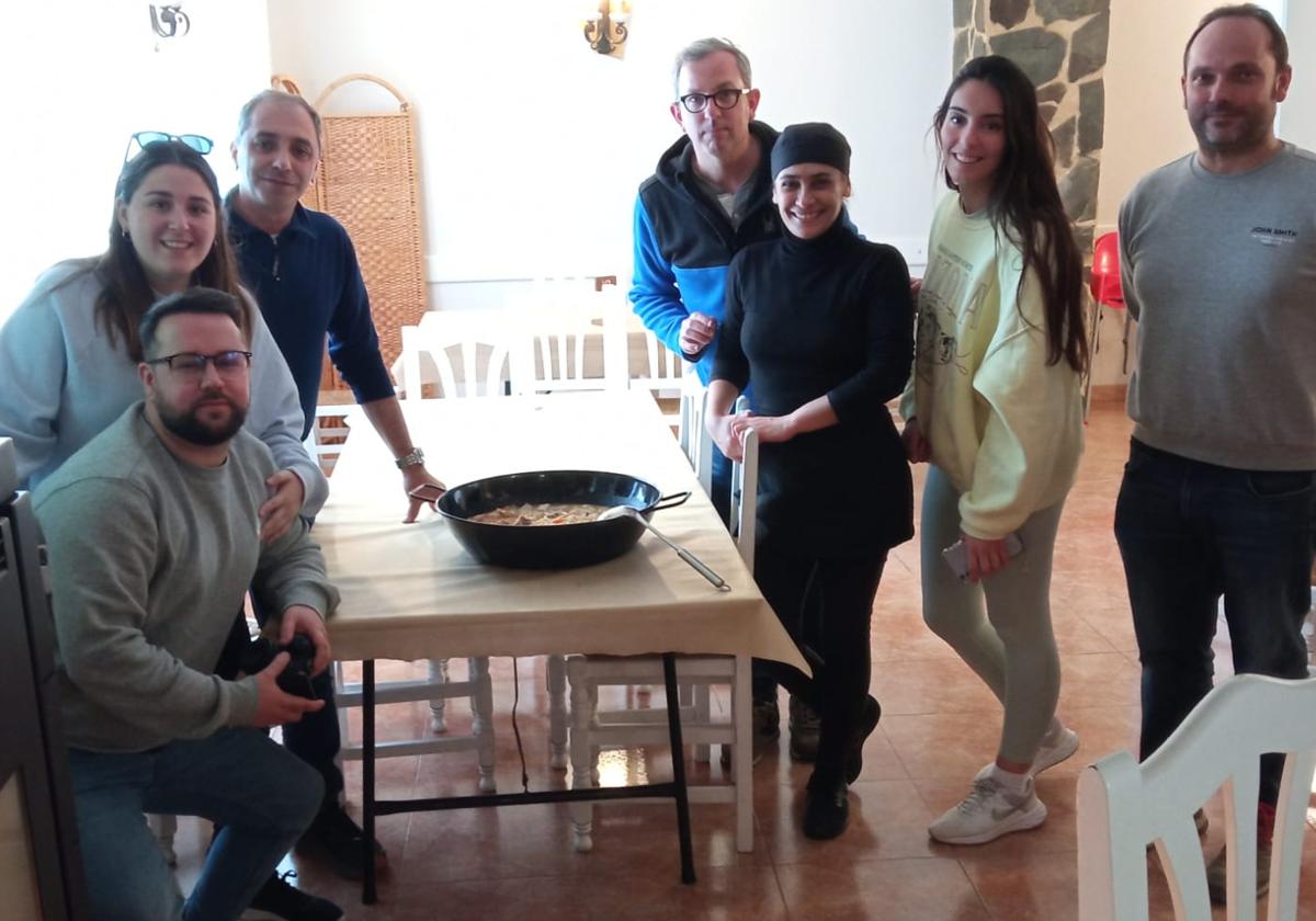 Los influencers y periodistas en Villalonga, junto al alcalde Román Garrigós.