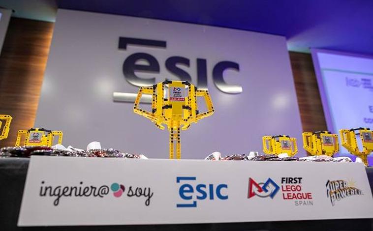 Imagen principal - ESIC Valencia acoge a los robots de la First Lego League