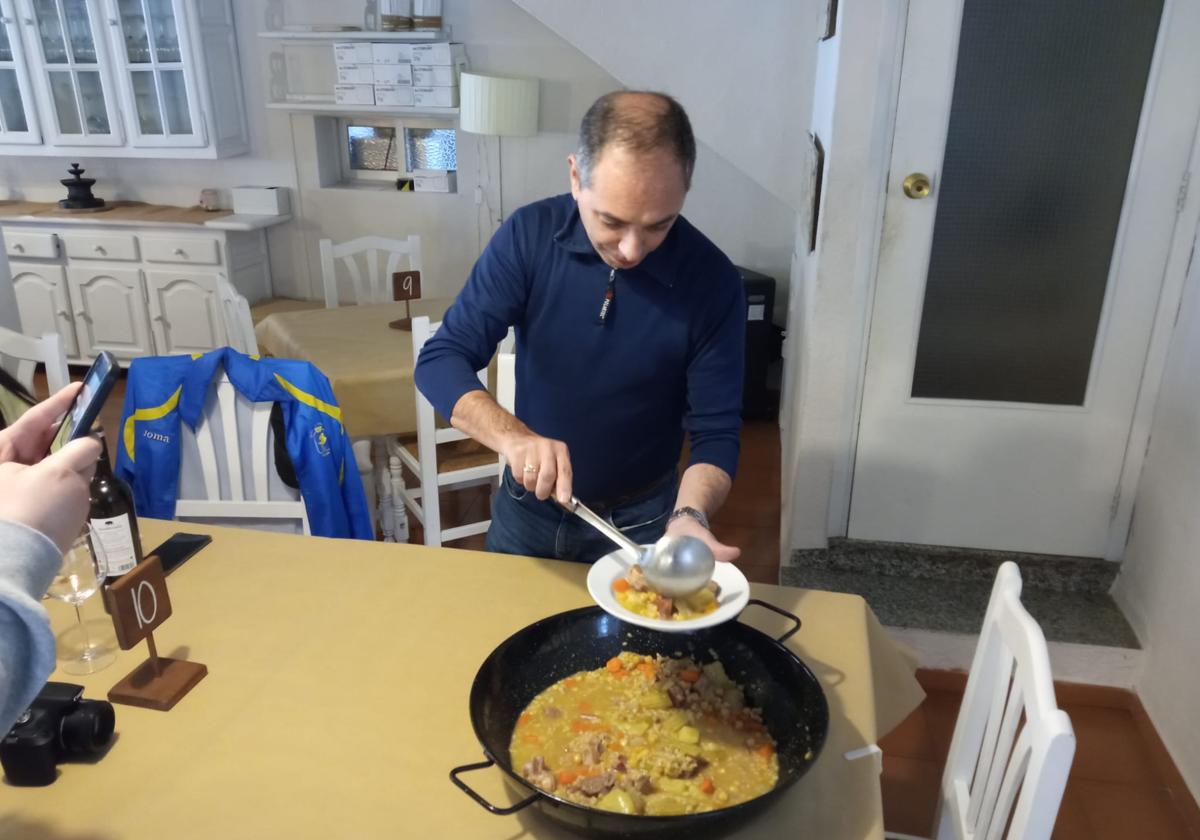 El alcalde de Villalonga, Román Garrigos, sirve una ración de Blat Picat durante la presentación del concurso.