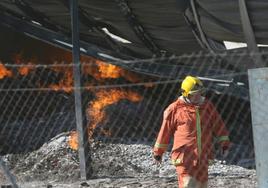 Un bombero del Consorcio en el incendio de una nave industrial.