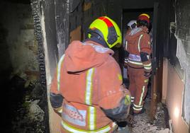 Bomberos en la vivienda incendiada.