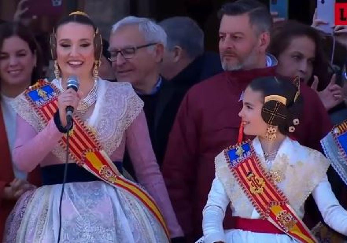 Laura Mengó, fallera mayor de Valencia, antes del inicio de la primera mascletà.