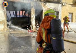 Un incendio en una empresa de plásticos de Burjassot desata una gran columna de humo