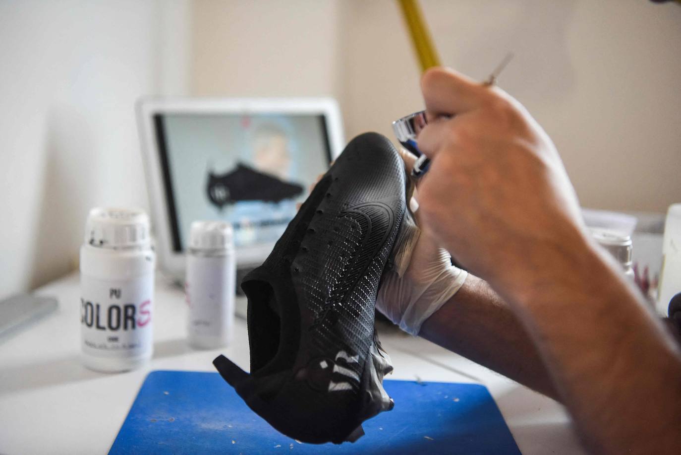 Así trabaja el artista que pinta cuadros en zapatillas