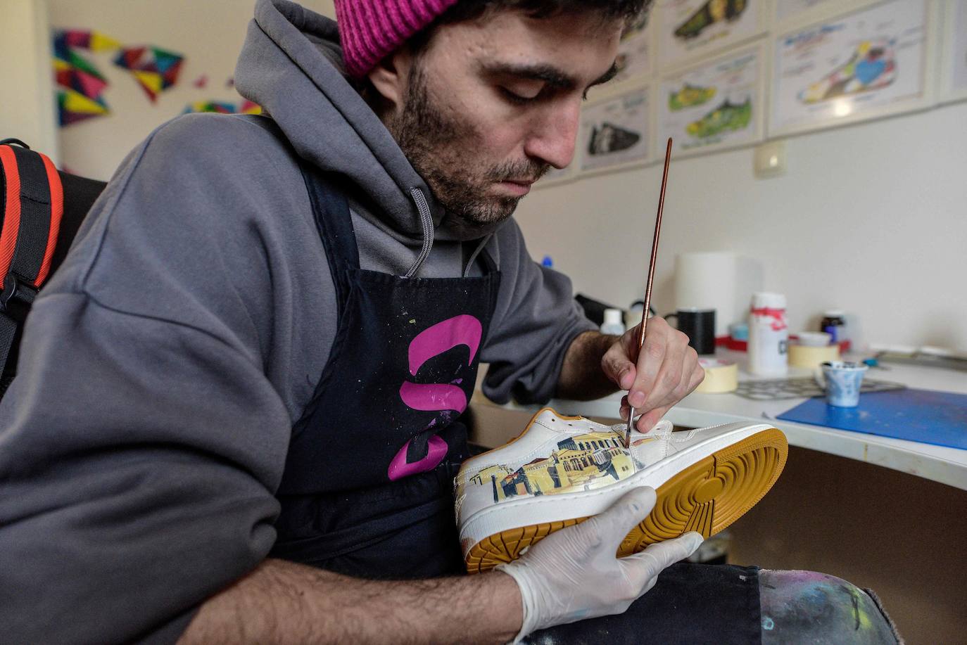 Así trabaja el artista que pinta cuadros en zapatillas