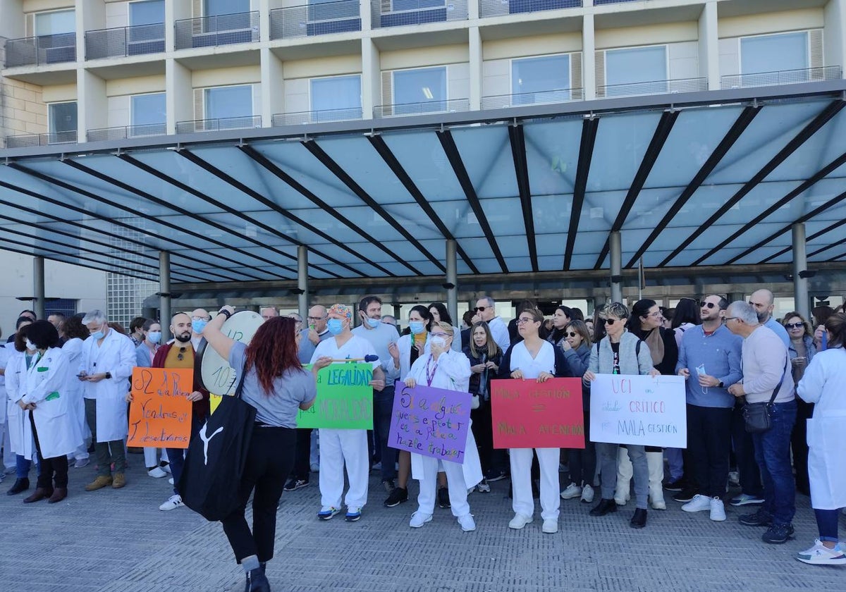 Protesta de los trabajadores en el Hospital de la Ribera.