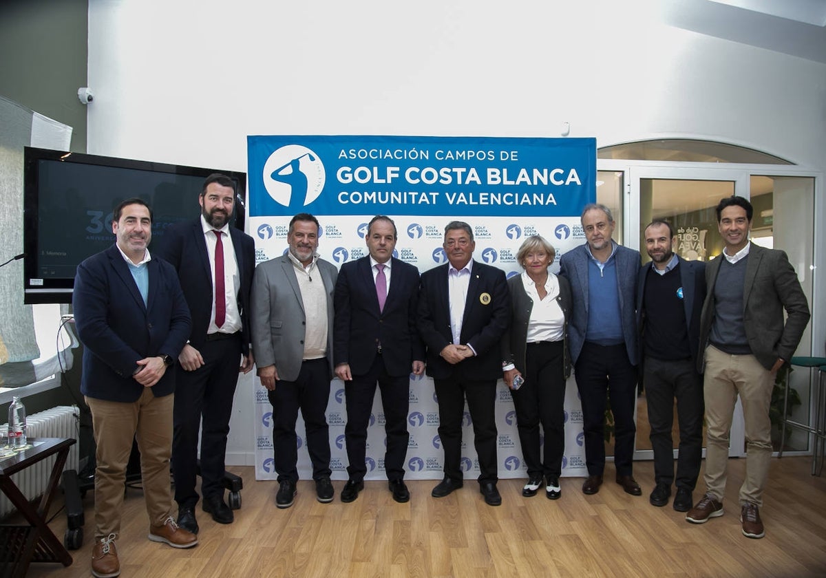 Las autoridades presentes en el acto de celebración del 30º aniversario.